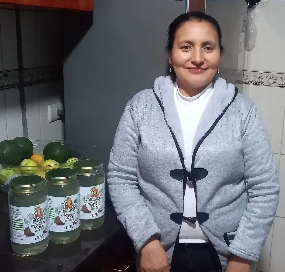 America Guevara con productos La Alejita