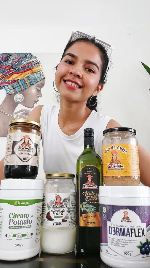 Diana Marroquin con productos La Alejita