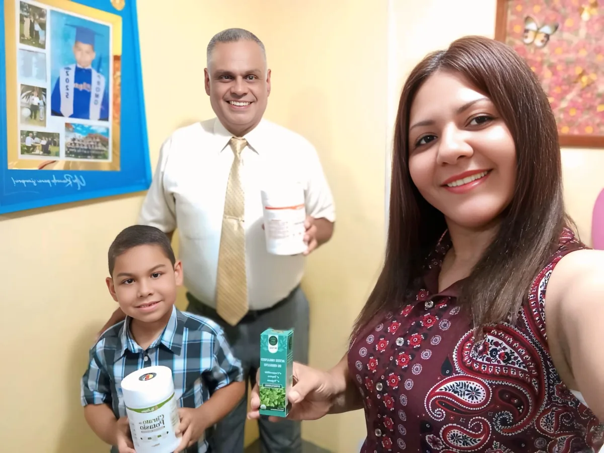 Felix Romero y su familia con productos La Alejita