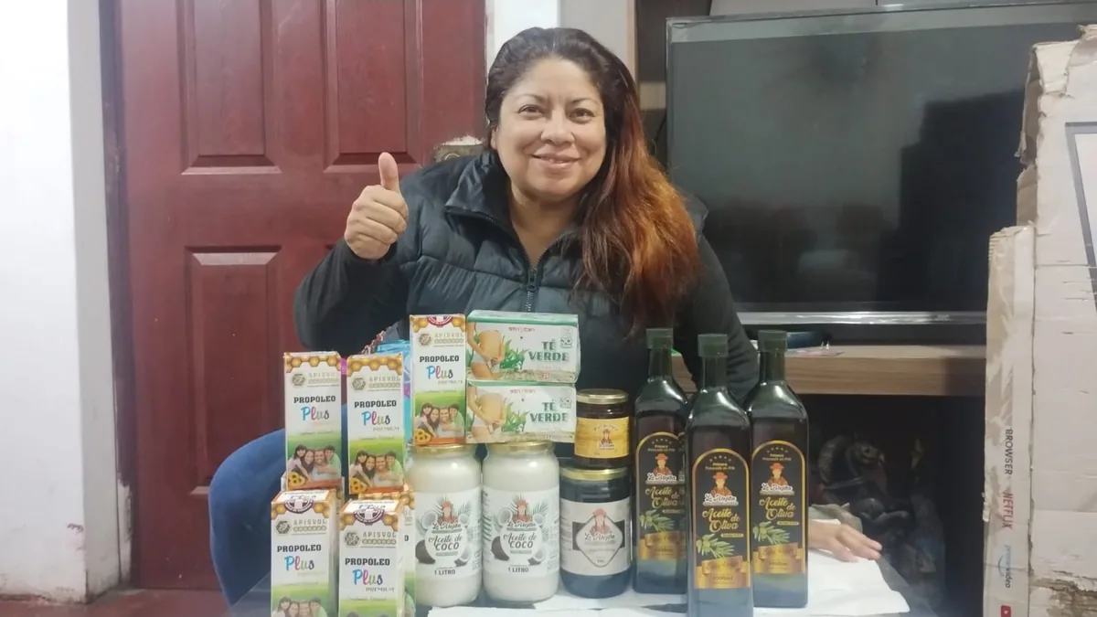 Nayu Bolivia con productos La Alejita
