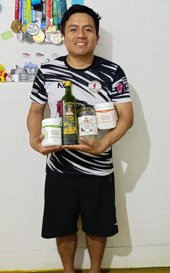 Victor Fernandez con productos La Alejita